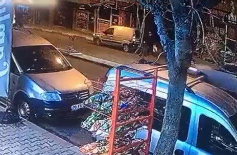 Geri manevra yapan aracın çarptığı emekli öğretmen ağır yaralandı! O anlar kamerada