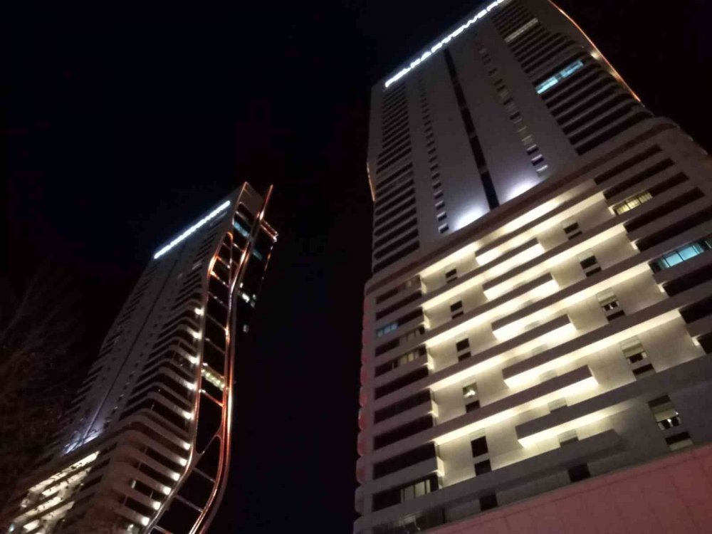 İkiz kulelerde yangın paniği! 2'si ağır 3 yaralı