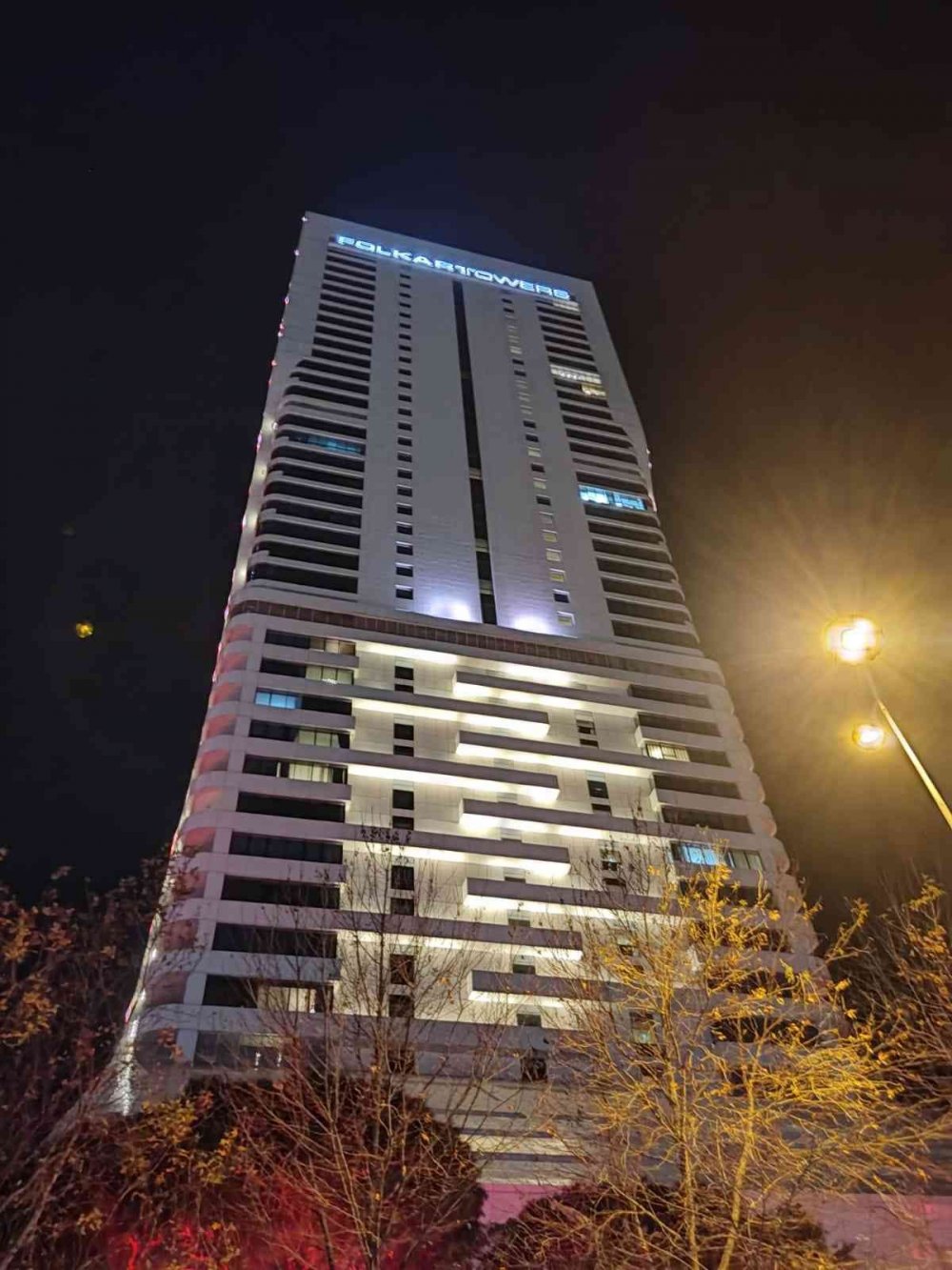 İkiz kulelerde yangın paniği! 2'si ağır 3 yaralı