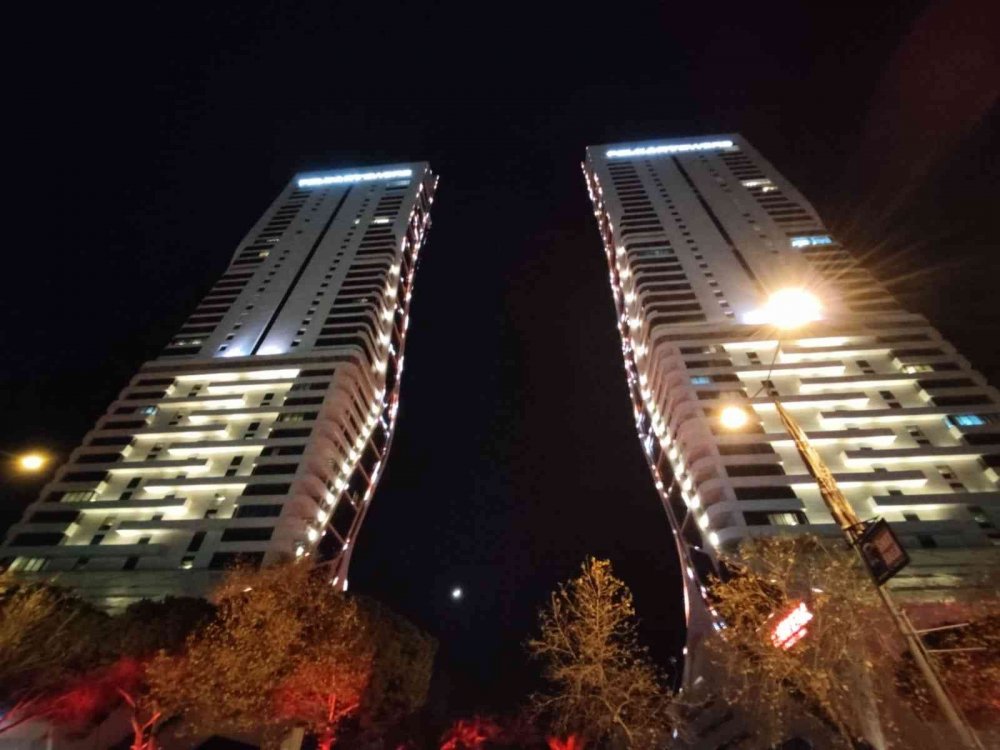 İkiz kulelerde yangın paniği! 2'si ağır 3 yaralı