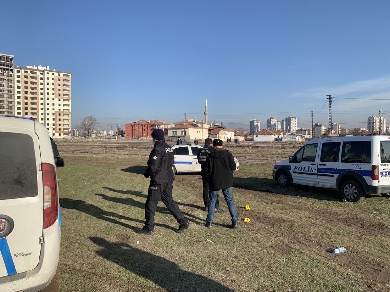 Kayseri'ye ne oluyor? Güpegündüz silahlı saldırıya uğrayan şahıs iki bacağından yaralandı