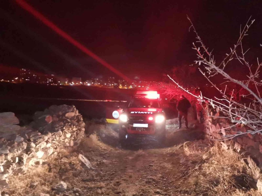 Melikgazi'de boş arazide çukura düşen şahıs kurtarıldı
