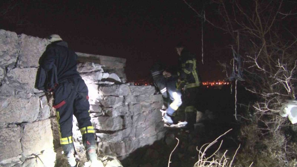 Melikgazi'de boş arazide çukura düşen şahıs kurtarıldı
