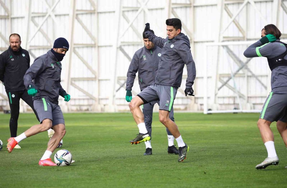 İlhan Palut imzayı attı antrenmana çıktı