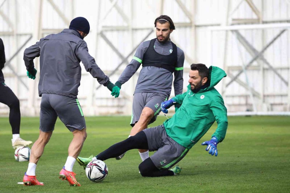 İlhan Palut imzayı attı antrenmana çıktı