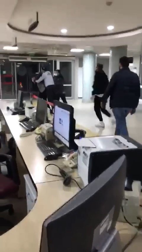 Acil serviste kavga! Güvenlikçi hasta yakınına böyle kafa attı