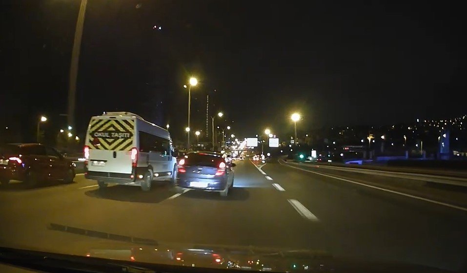 Dublör şoför oyunu tutmadı! Makas atarken bariyerlere dalan sürücü aracı bırakıp kaçtı