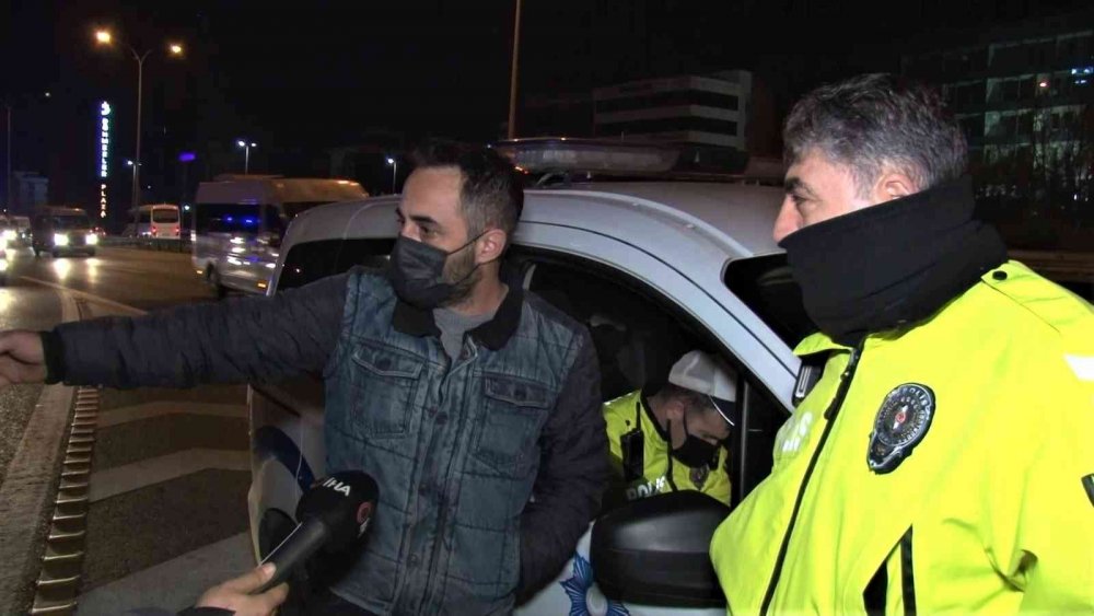 Dublör şoför oyunu tutmadı! Makas atarken bariyerlere dalan sürücü aracı bırakıp kaçtı