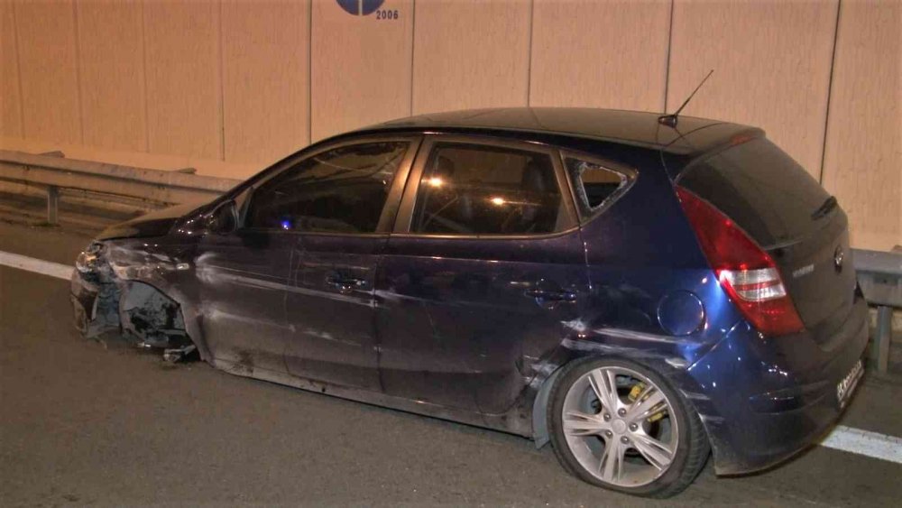 Dublör şoför oyunu tutmadı! Makas atarken bariyerlere dalan sürücü aracı bırakıp kaçtı