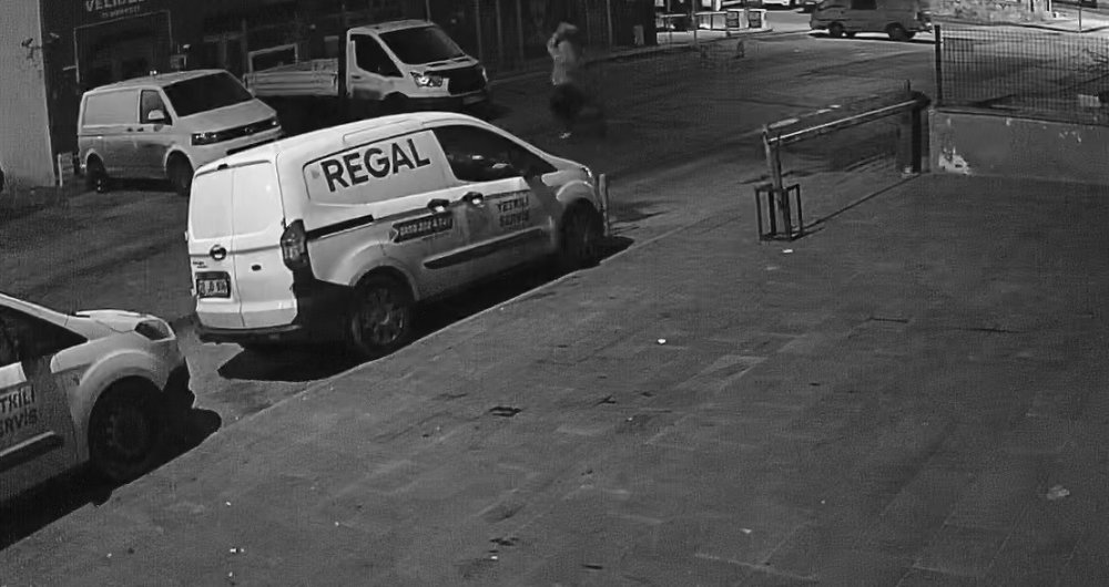 Eline taş alıp otomobillerin camlarını tuz buz etti