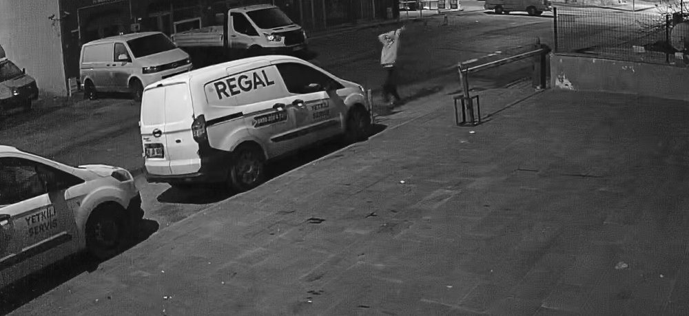 Eline taş alıp otomobillerin camlarını tuz buz etti