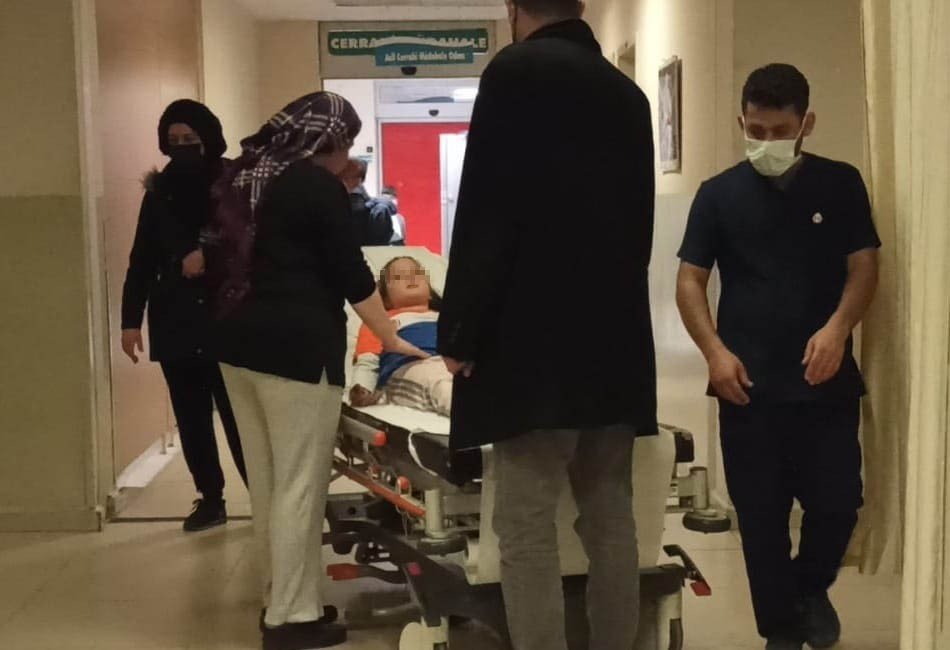 Gece lambasıyla oynarken akıma kapılan minik Ervanur hastanelik oldu