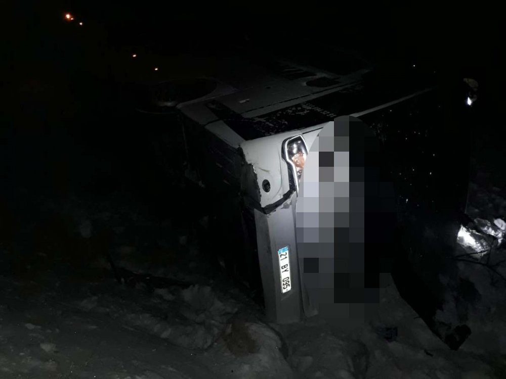 Yolcu otobüsü karlı yolda devrildi! 15 yaralı