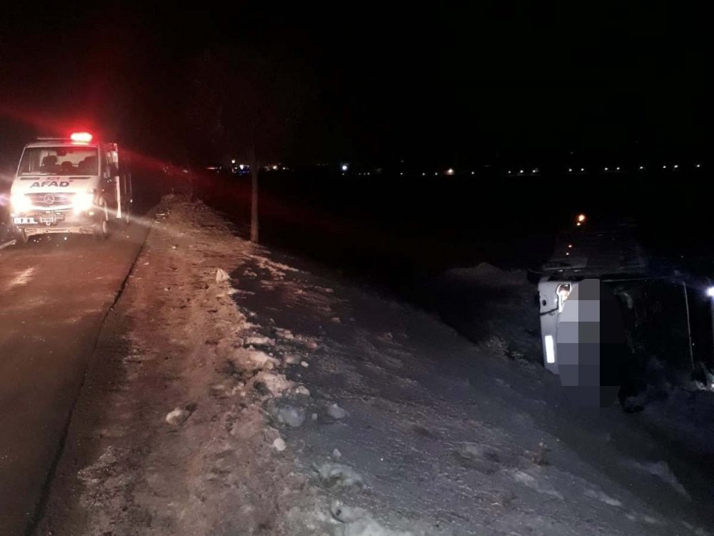 Yolcu otobüsü karlı yolda devrildi! 15 yaralı