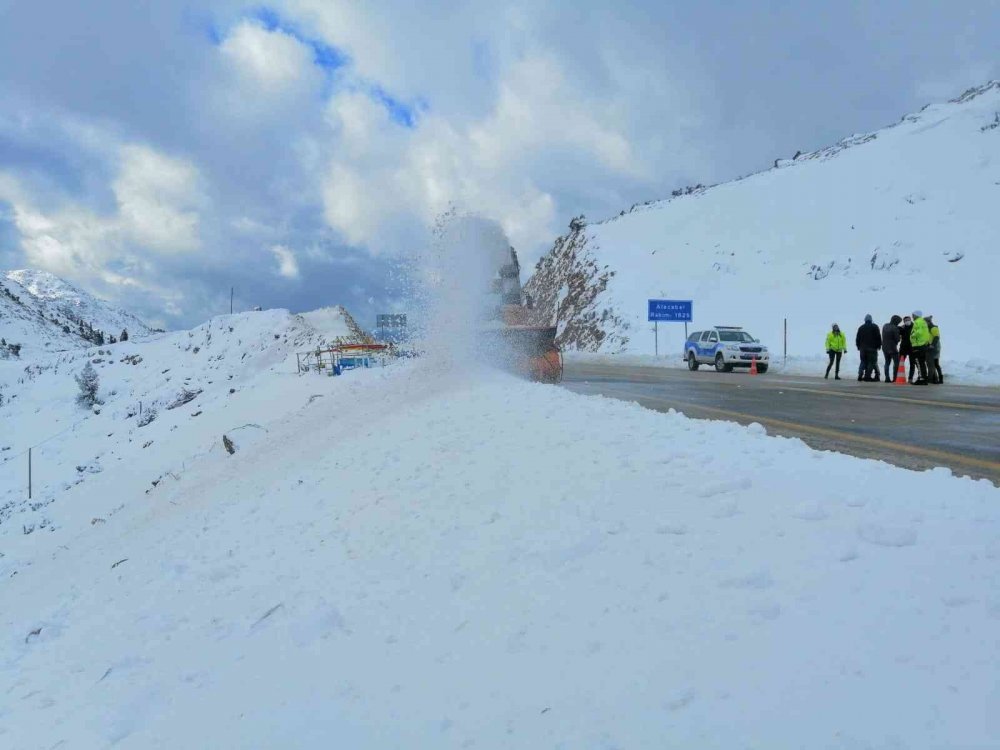 Kar yağışı etkisini yitirdi! Konya-Antalya yolunda ulaşım normale döndü
