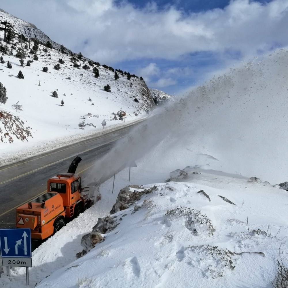 Kar yağışı etkisini yitirdi! Konya-Antalya yolunda ulaşım normale döndü