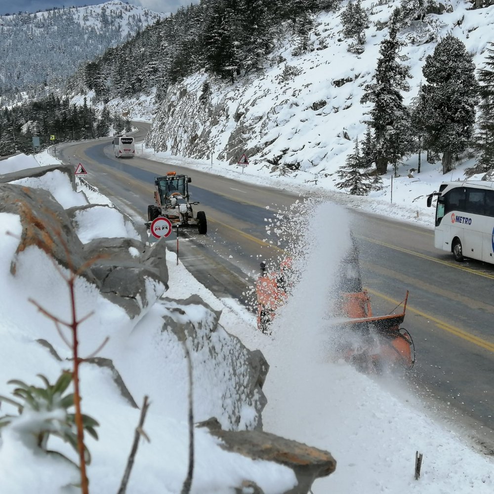 Kar yağışı etkisini yitirdi! Konya-Antalya yolunda ulaşım normale döndü