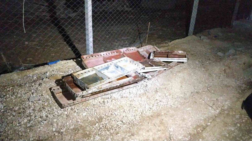 Konya'da Aymanas'ta inşaattan demir çalan sahte 'komiserler' suçüstü yakalandı!