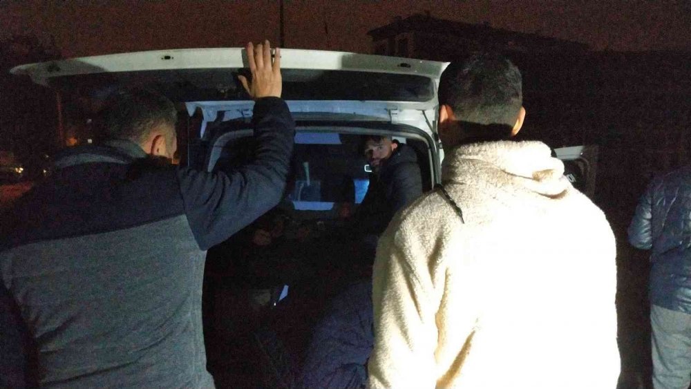 Konya'da Aymanas'ta inşaattan demir çalan sahte 'komiserler' suçüstü yakalandı!