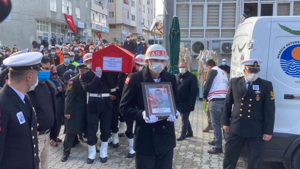 Şehit Er Ertuğrul Ulupınar'ı binlerce kişi uğurladı