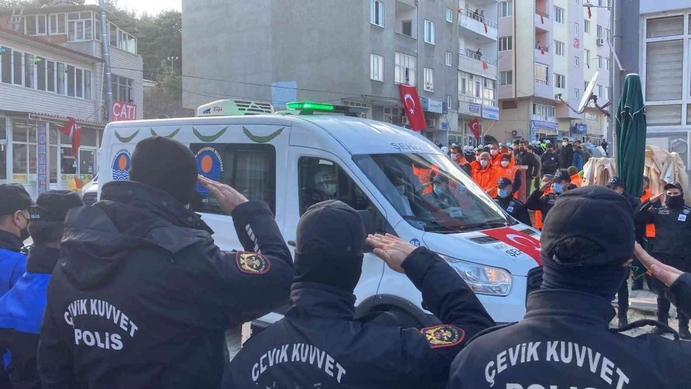 Şehit Er Ertuğrul Ulupınar'ı binlerce kişi uğurladı