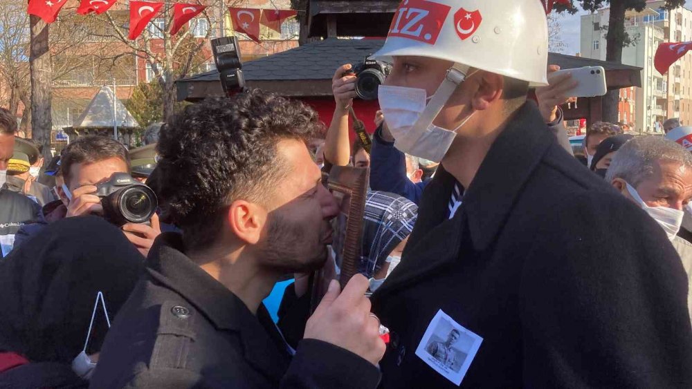 Şehit Er Ertuğrul Ulupınar'ı binlerce kişi uğurladı