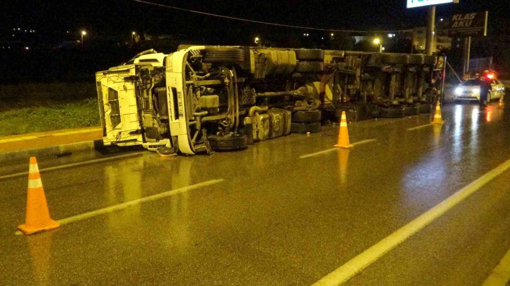 Sağanak yağışta kontrolden çıkan tır kaldırıma devrildi! 1 yaralı