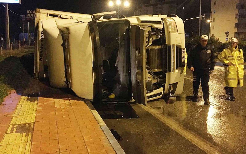 Sağanak yağışta kontrolden çıkan tır kaldırıma devrildi! 1 yaralı