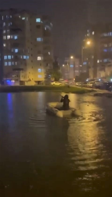 Antalya'da altyapı çöktü! Mahalle arasında batma tehlikesi yaşayan tekneleri çekiyoruz