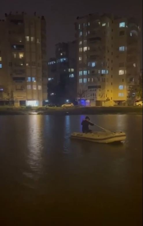 Antalya'da altyapı çöktü! Mahalle arasında batma tehlikesi yaşayan tekneleri çekiyoruz