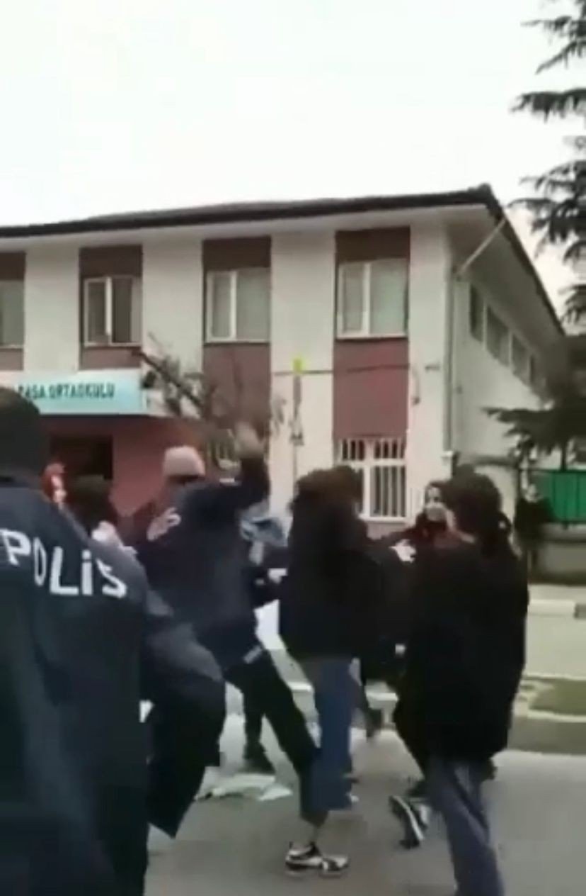 Bursa'da genç kızların yan bakma kavgasına 20 kız karıştı