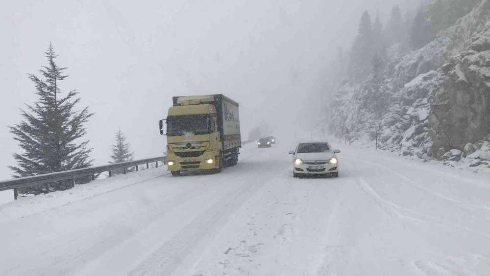 Konya'dan o yöne gidecekler dikkat! Kar kalınlığı 1 metreyi aştı