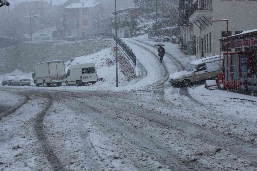 Konya'nın bir ilçesi daha beyaza büründü