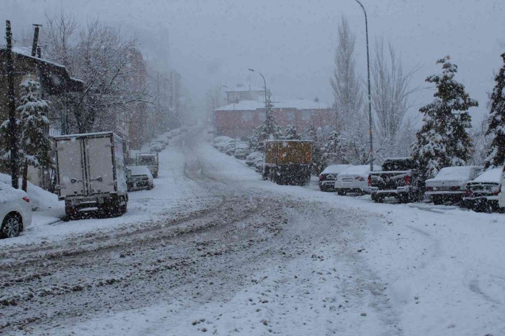 Konya'nın bir ilçesi daha beyaza büründü