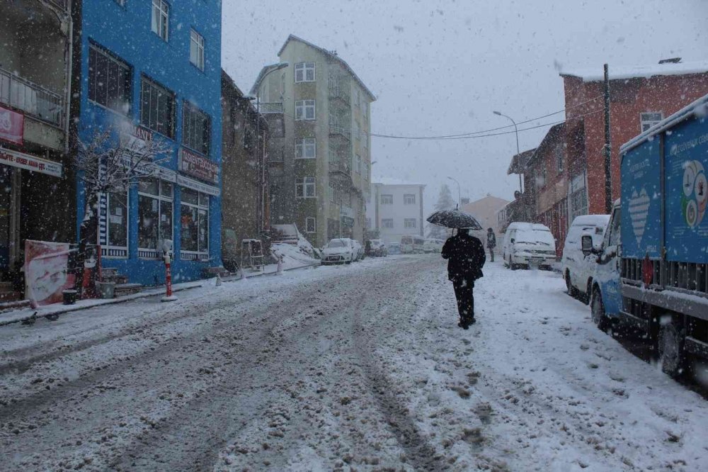 Konya'nın bir ilçesi daha beyaza büründü