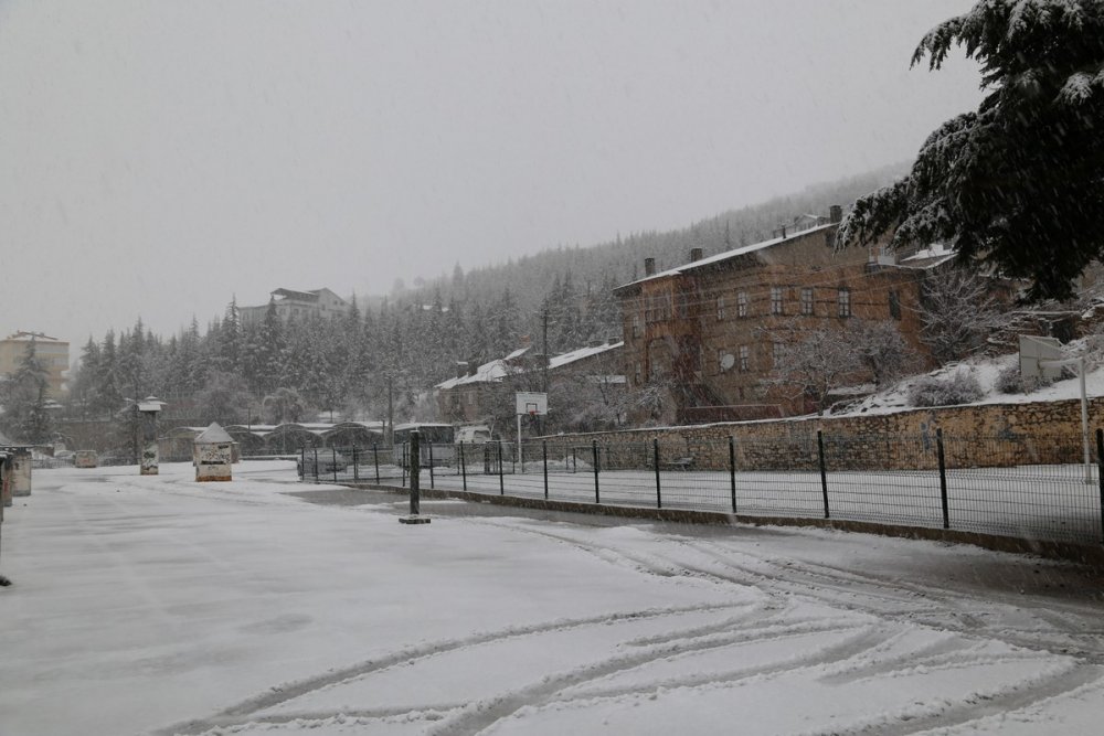 Meteoroloji'nin tahminleri tuttu: Konya'ya kar yağıyor