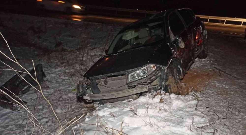 Konya-Aksaray yolu buz tuttu! 2 ayrı kazada 8 yaralı
