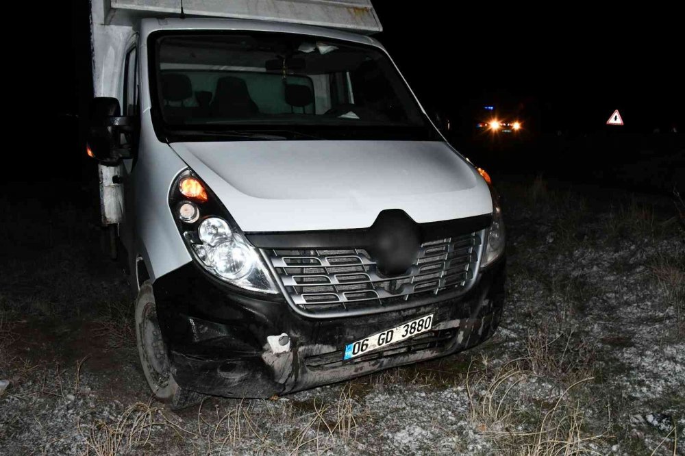 Konya-Aksaray yolu buz tuttu! 2 ayrı kazada 8 yaralı