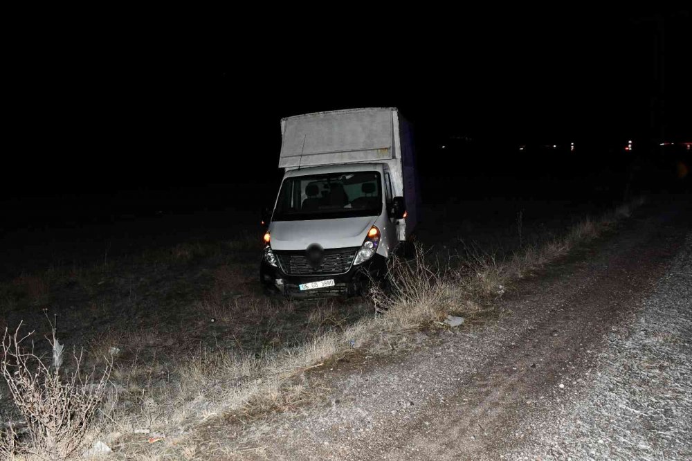 Konya-Aksaray yolu buz tuttu! 2 ayrı kazada 8 yaralı