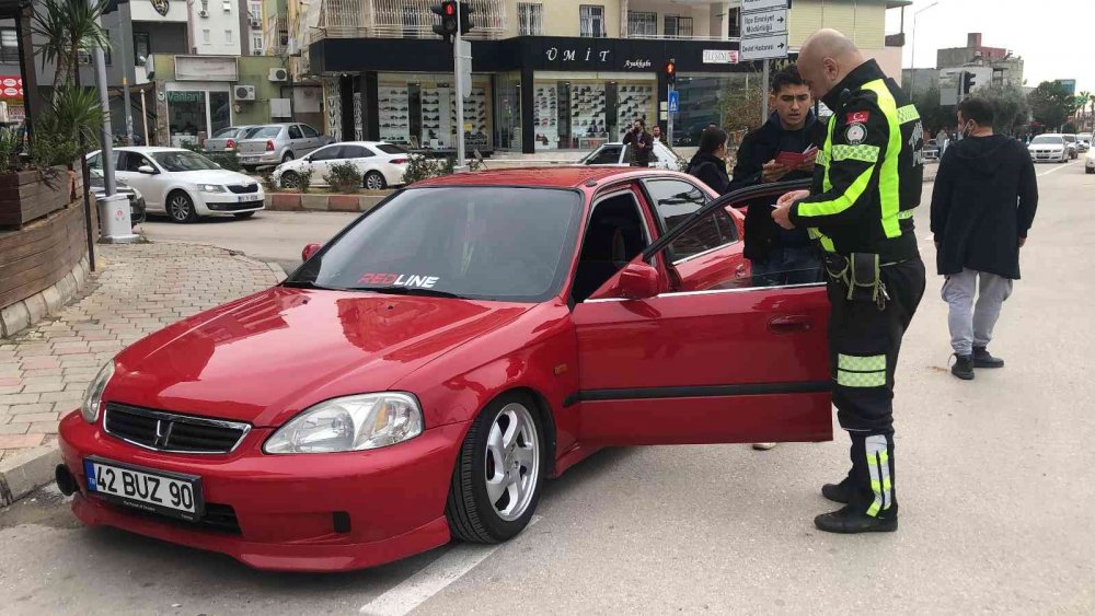 Adana'da genç sürücü ceza yememek için ağabeyini aradı ama polis affetmedi