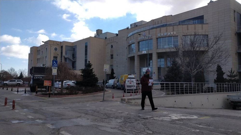 Konya Adliyesi'nde arbede! Dedeoğulları duruşmasında birbirlerine girdiler