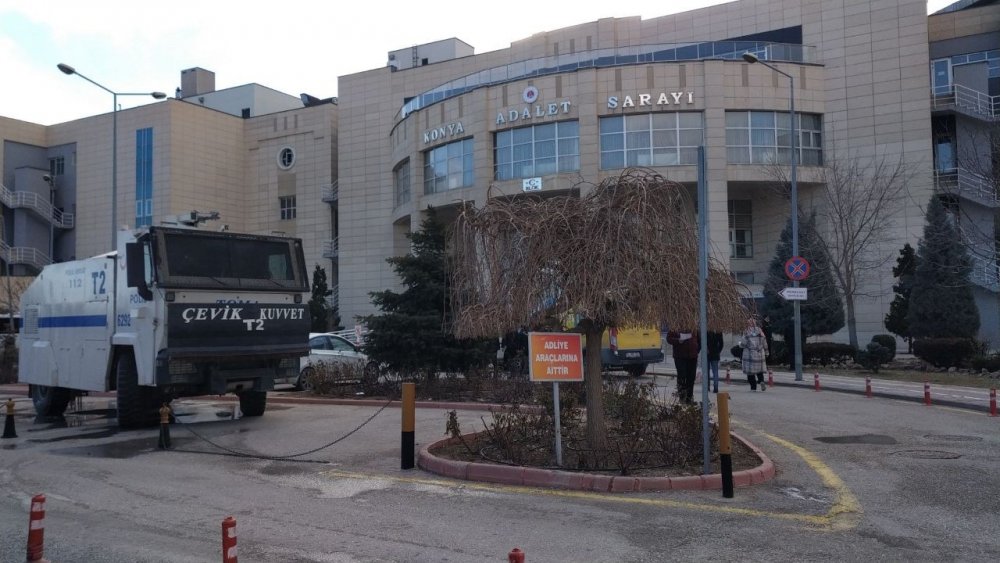Konya Adliyesi'nde arbede! Dedeoğulları duruşmasında birbirlerine girdiler