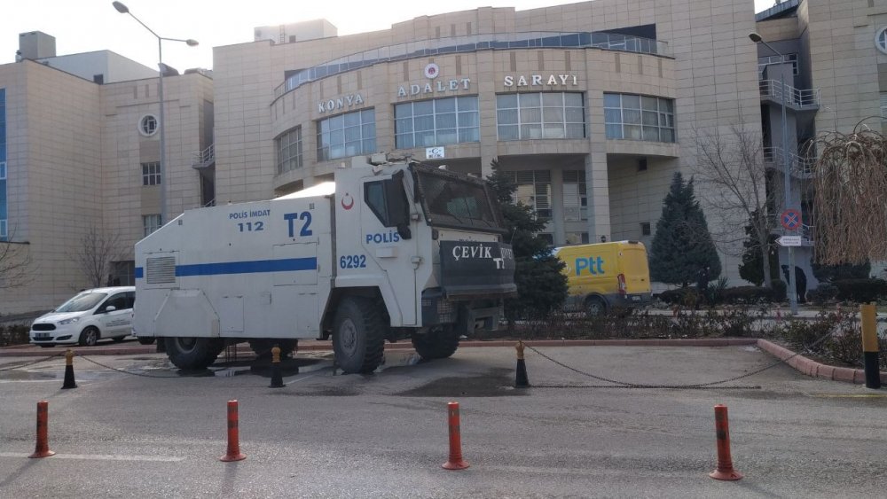 Konya Adliyesi'nde arbede! Dedeoğulları duruşmasında birbirlerine girdiler