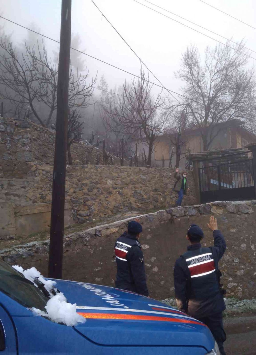 Konya-Antalya yolunda yolda ve okullarda mahsur kalanların imdadına jandarma yetişti