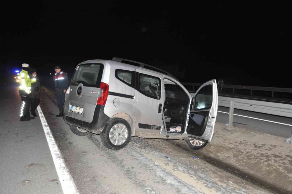 Konya'dan dönüyorlardı! Yola fırlayan kedi kazayı getirdi! 1 ölü 3 yaralı
