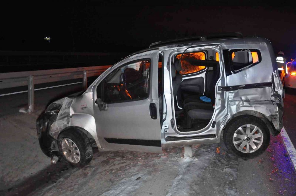 Konya'dan dönüyorlardı! Yola fırlayan kedi kazayı getirdi! 1 ölü 3 yaralı
