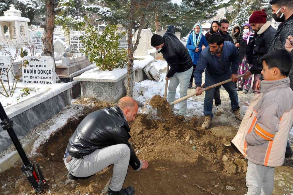 Burdur'da ölü bulunmasının ardından anne ve dayısı tutuklanan Ayşenur'a Konya'da son veda