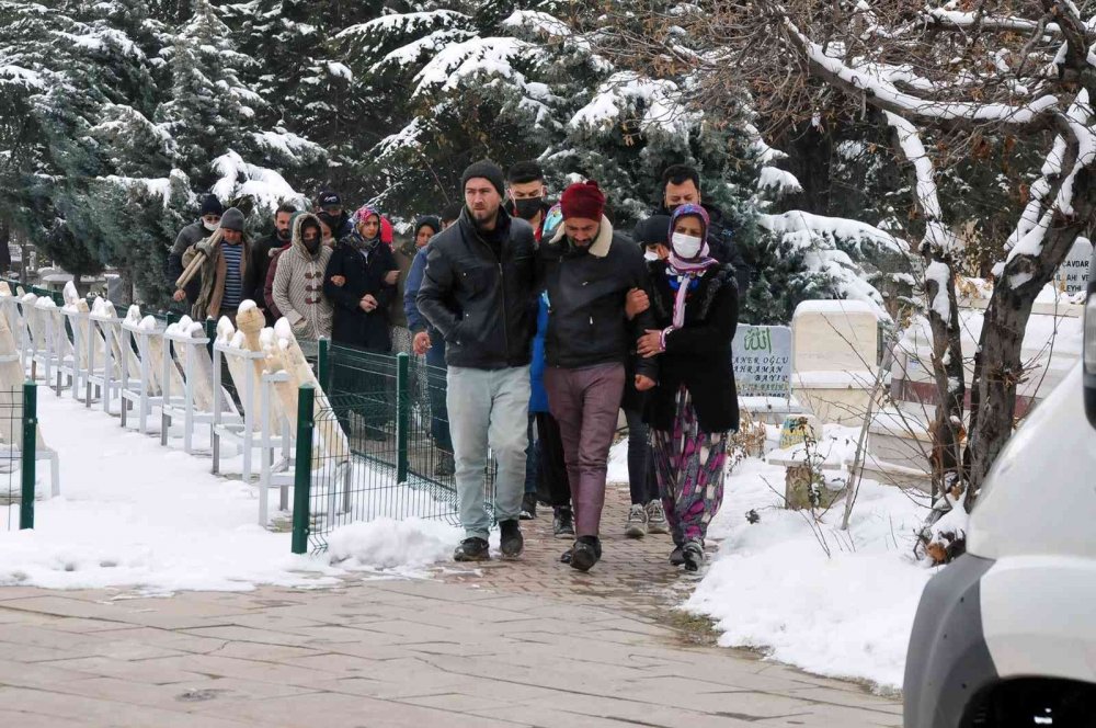 Burdur'da ölü bulunmasının ardından anne ve dayısı tutuklanan Ayşenur'a Konya'da son veda