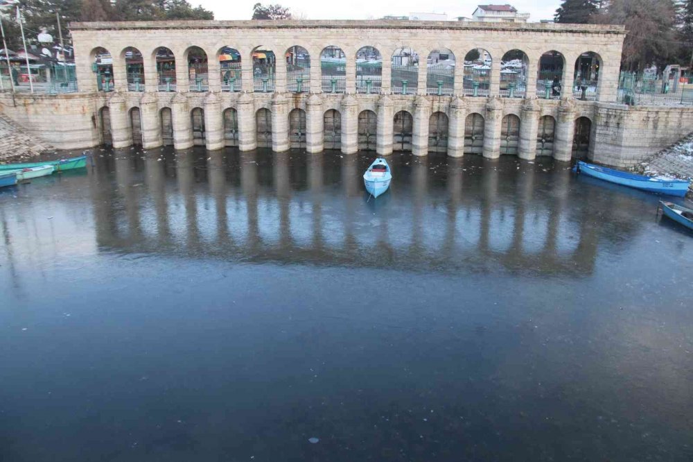 Konya'da hava eksilerde! Beyşehir Gölü yine buz tuttu