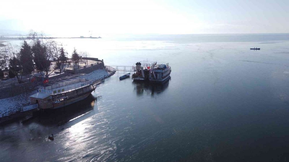 Konya'da hava eksilerde! Beyşehir Gölü yine buz tuttu
